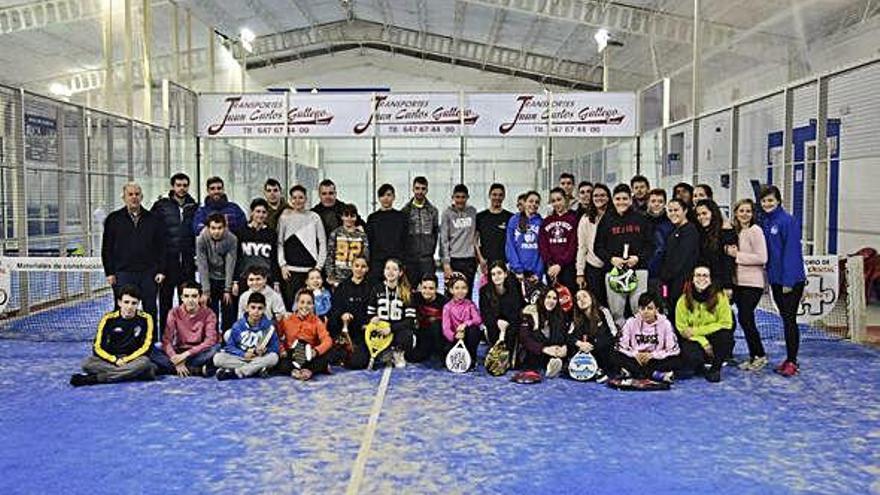 Los niños y niñas de los campamentos de Sejas de Sanabria con el párroco de Alviar, Paco Díez.