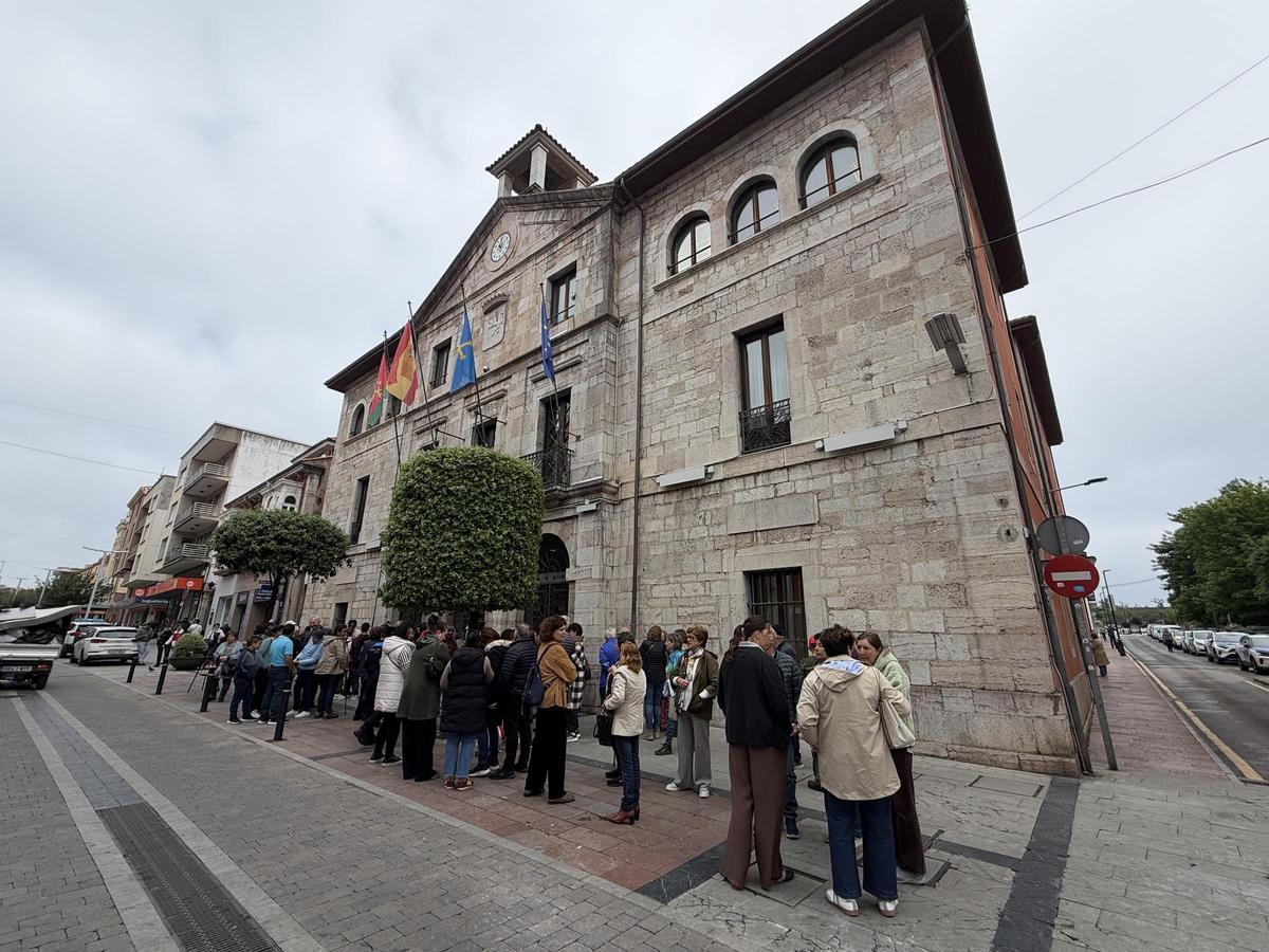 La protesta, delante del Ayuntamiento de Llanes.