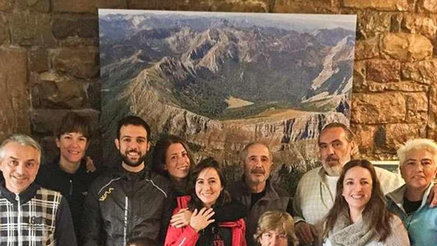 Turistas en las instalaciones del refugio de Brañagallones.