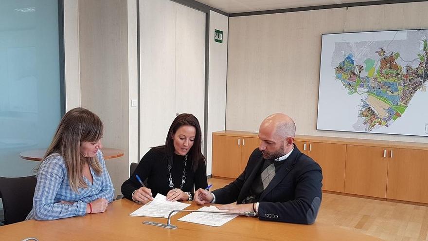 El concejal de Ordenación del Territorio, Raúl López, y la presidenta de la Asociación 'Iniciativa Internacional Joven', María Victoria Robles, firman el protocolo.