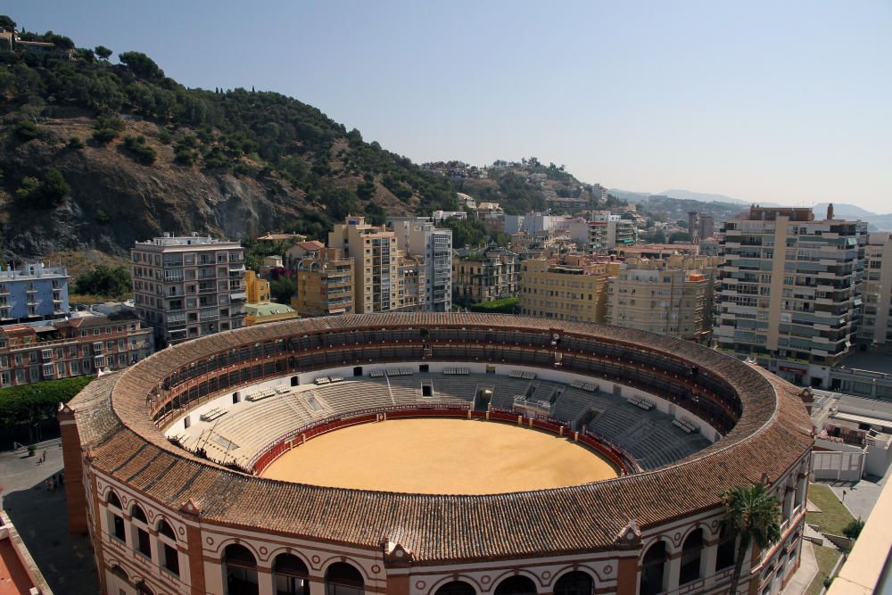 Apartamentos Maestranza La terraza de estos apartamentos de la Malagueta nos desvelan una Málaga de postal, con la nueva zona del Palmeral de las Sorpresas, el Parque, la Alcazaba...