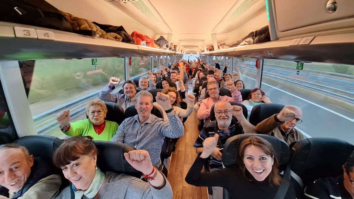 Miembros de la agrupación socialista de l'Horta Sud se trasladan a Madrid hoy también en autobús.