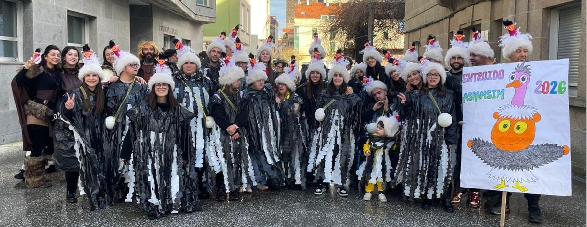 Usuarios de Aspamsim disfrazados de avestruces, salieron a la calle para animar el Entroido. | G.N.