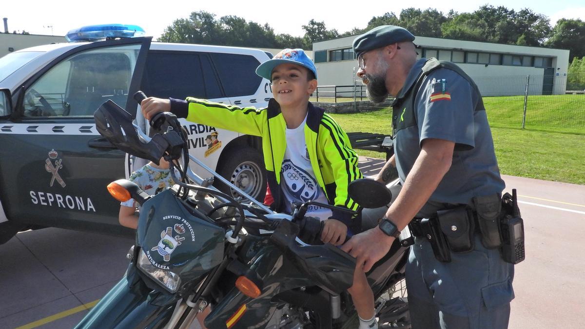 Un niño en una moto del Seprona de la Guardia Civil.