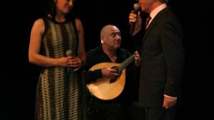 Cristina María, junto a Carlos Macedo y el guitarrista Custodio Castelo.