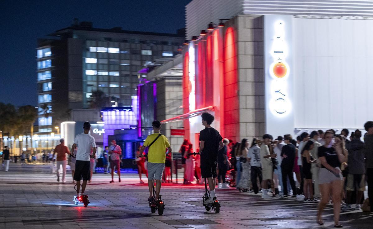 Ambiente en la zona de restaurantes y bares de la zona de ocio nocturno alrededor del hotel Arts en el paseo marítimo de Barcelona