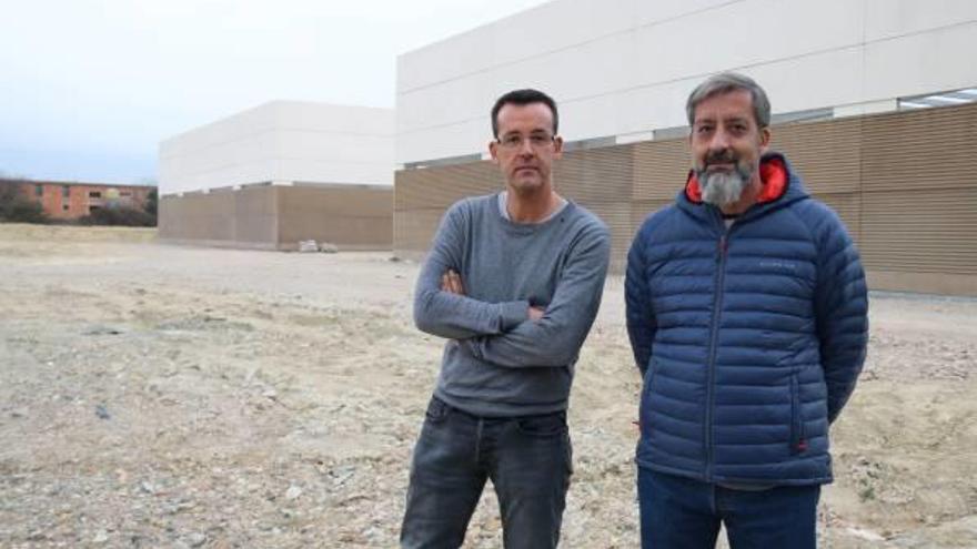 Jordi i Josep M. Escubedo, als terrenys on es construeixen les naus.