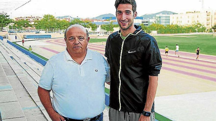 Bustos junto a su ya extécnico Toni Roig en Can Misses.