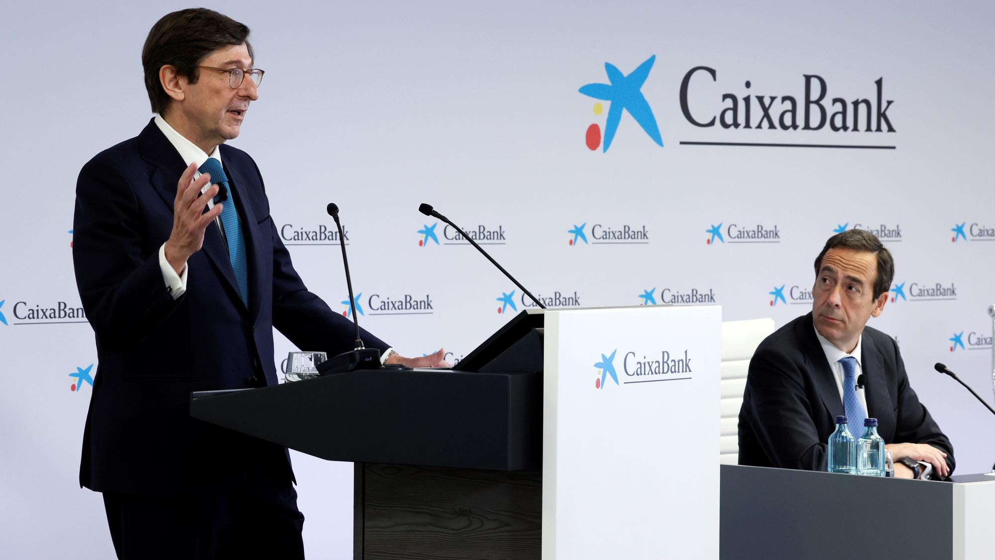 El presidente de CaixaBank, José Ignacio Goirigolzarri (i), y el consejero delegado de CaixaBank, Gonzalo Gortázar, durante la presentación de los resultados de CaixaBank correspondientes al ejercicio 2021