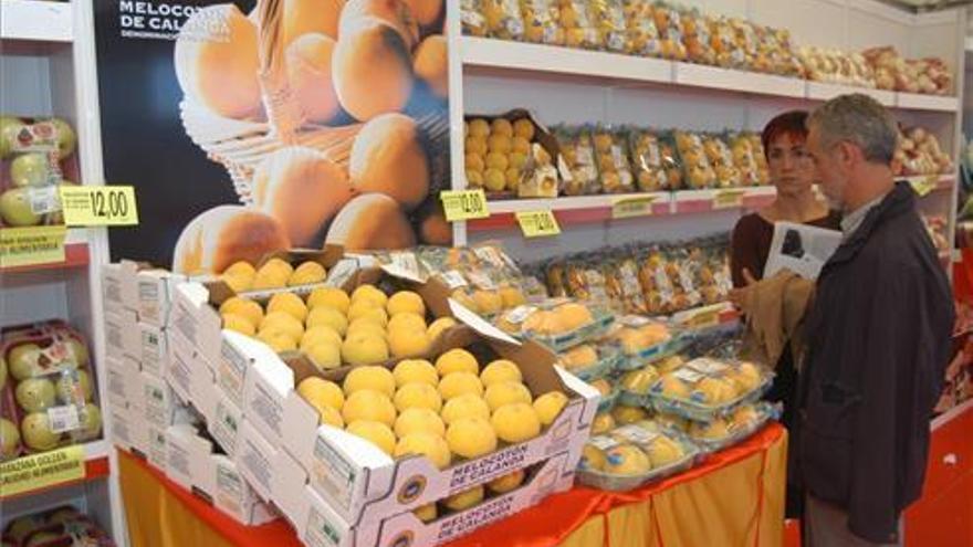 Gobierno y sector debaten una autorregulación de la oferta de fruta de hueso