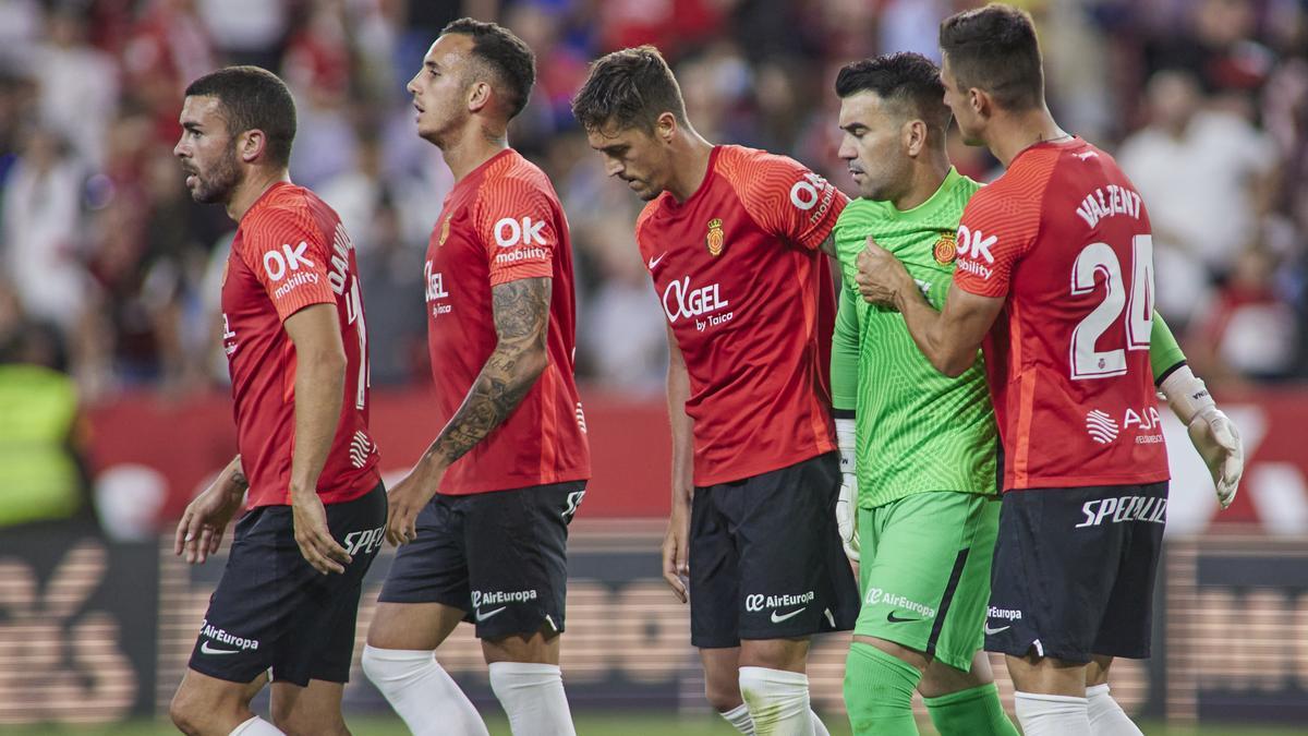 Valjent felicita a Reina tras el partido en Sevilla.