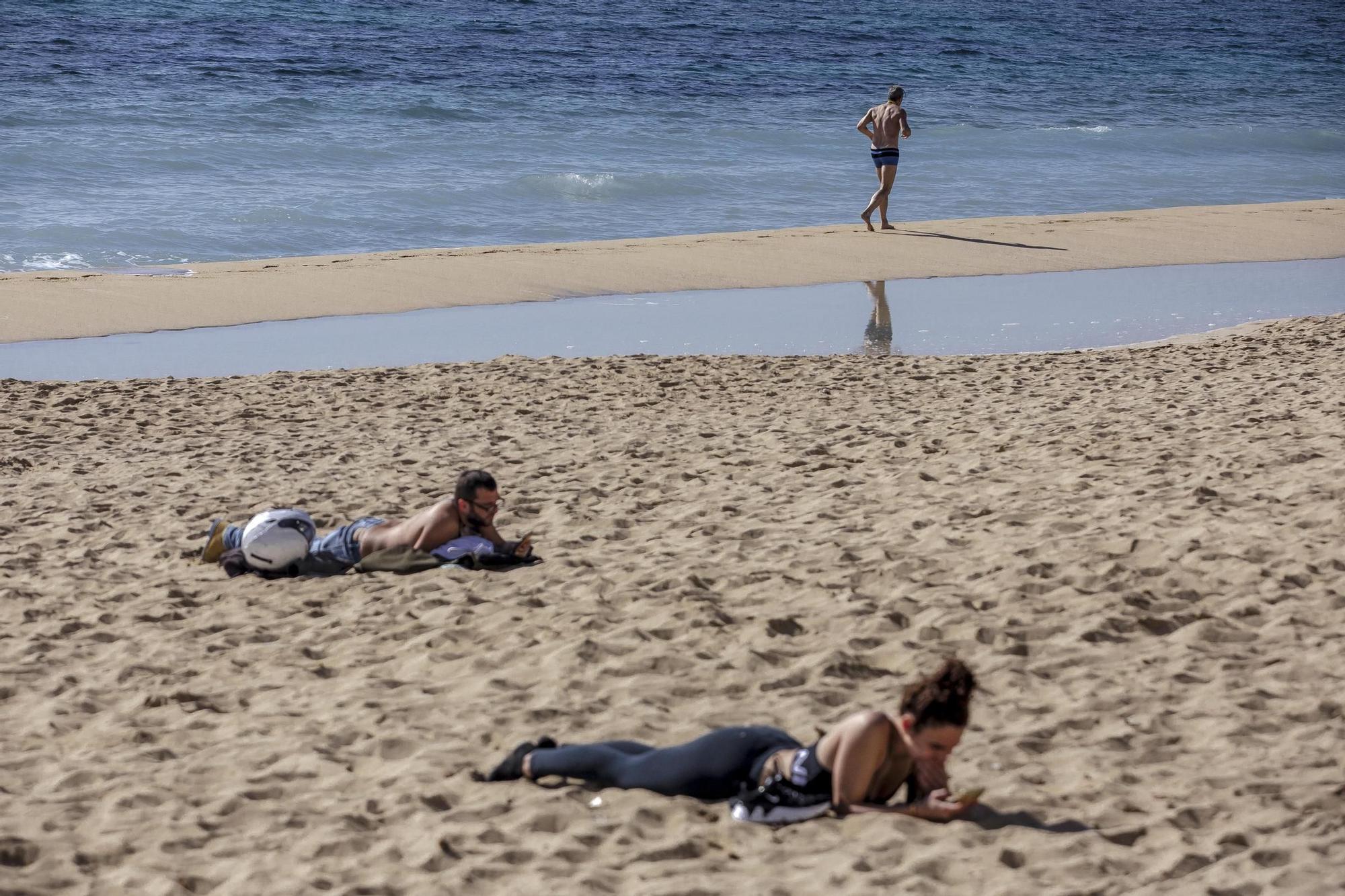 Los palmesanos aprovechan el buen tiempo para disfrutar de la playa