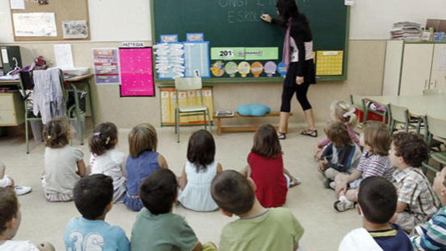 Un grupo de niños atiende a su profesora.