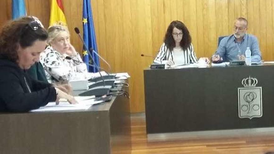 El alcalde y parte de la Corporación, ayer, en el pleno.