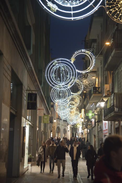 Manresa s'il·lumina per Nadal amb el principal carrer comercial a clapes