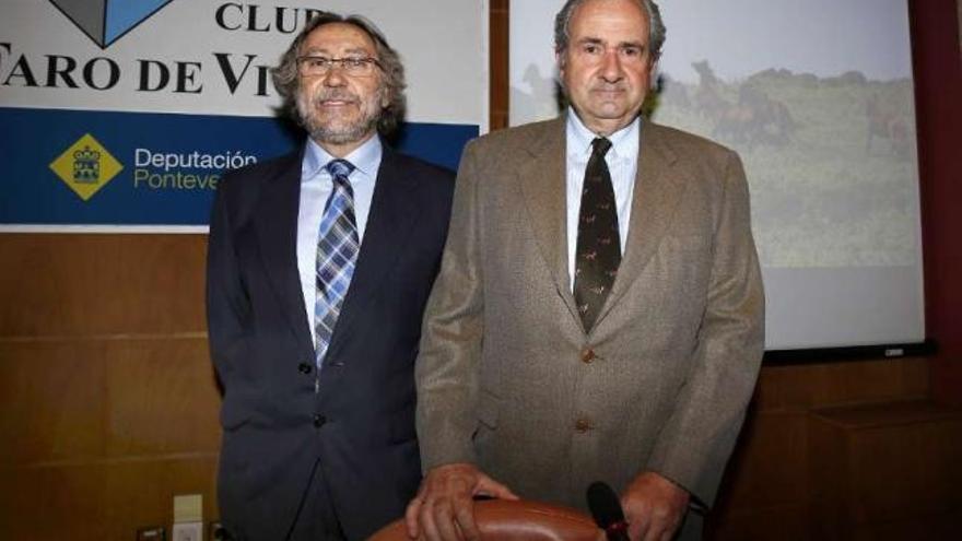 El zoólogo Felipe Bárcena (dcha.) fue presentado por el abogado Javier Álvarez Blázquez.  // R. Grobas