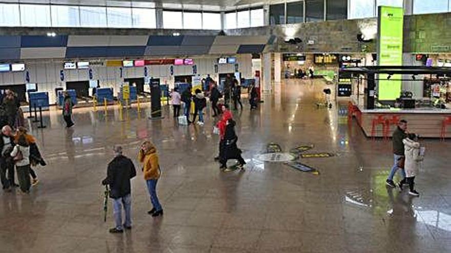 Interior del aeropuerto de Alvedro.