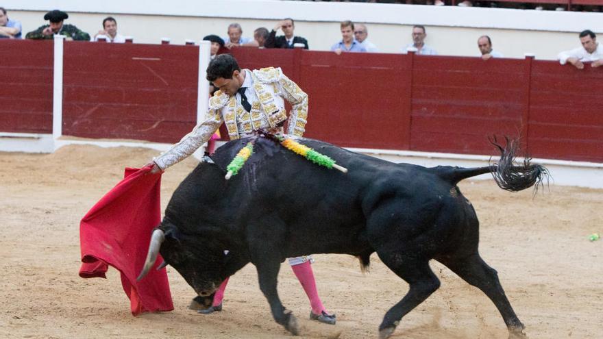 Antonio Puerta, toreando en redondo al toro que indultó