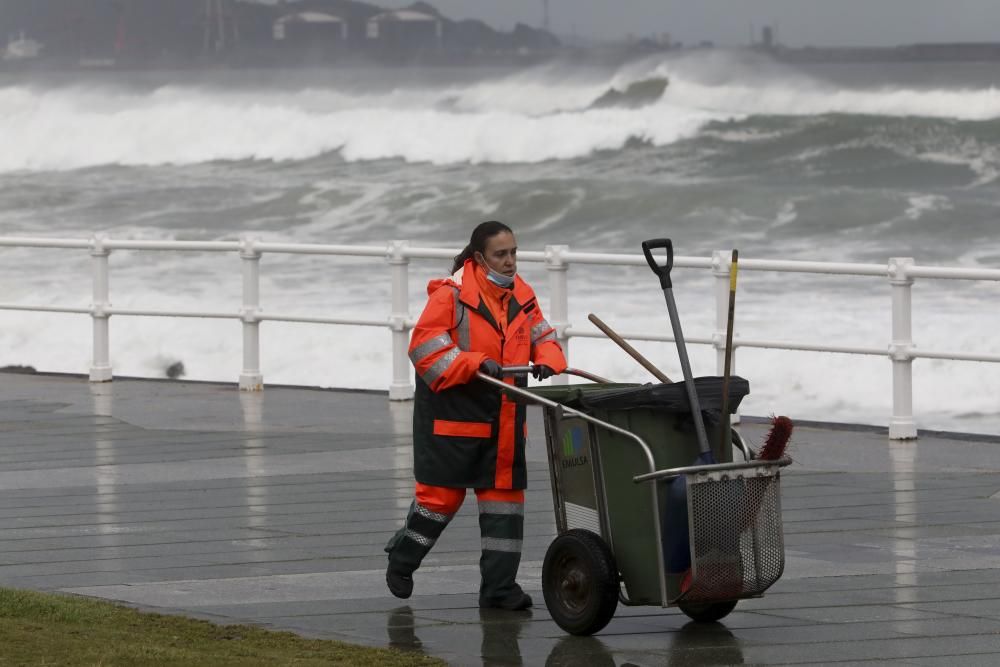 Las imágenes del temporal en Gijón.