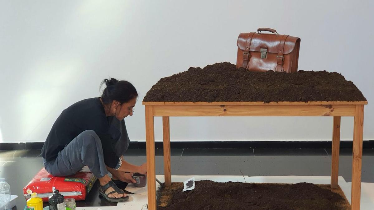 Ester Baulida ultimant els detalls de la seva instal·lació, «Solitud, dolça companyia».  | MUSEU DE L’EMPORDÀ