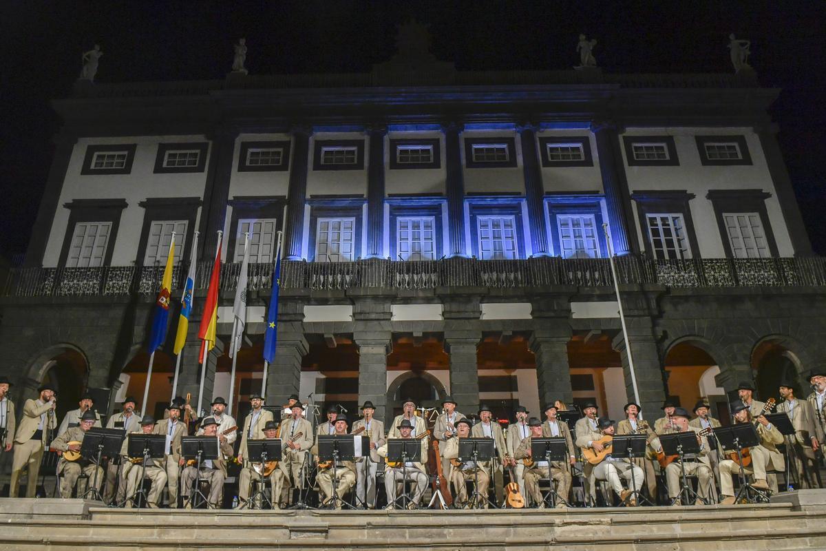 Los gofiones durante una actuación en Las Palmas de Gran Canaria por la Noche de finados.