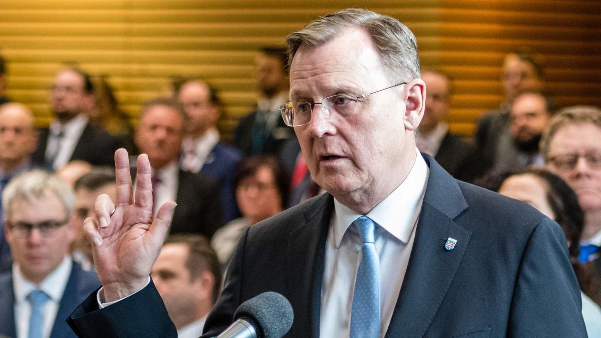 Bodo Ramelow (R) of the far left Die Linke party is sworn in by Birgit Keller, President of the Thuringian State Parliament, after he was elected Thuringian State Premier at the Thuringian State Parliament in Erfurt, eastern Germany, on March 4, 2020. - Lawmakers in the eastern German state of Thuringia again elected a new state premier, after the first vote plunged Chancellor Angela Merkel’s ruling CDU party into what has been described as the biggest crisis in its history. It is the second attempt in a month to form a working government in the former East German state, after CDU MPs there set off an earthquake in national politics by voting with the far-right AfD in February 2020. (Photo by JENS SCHLUETER / AFP)
