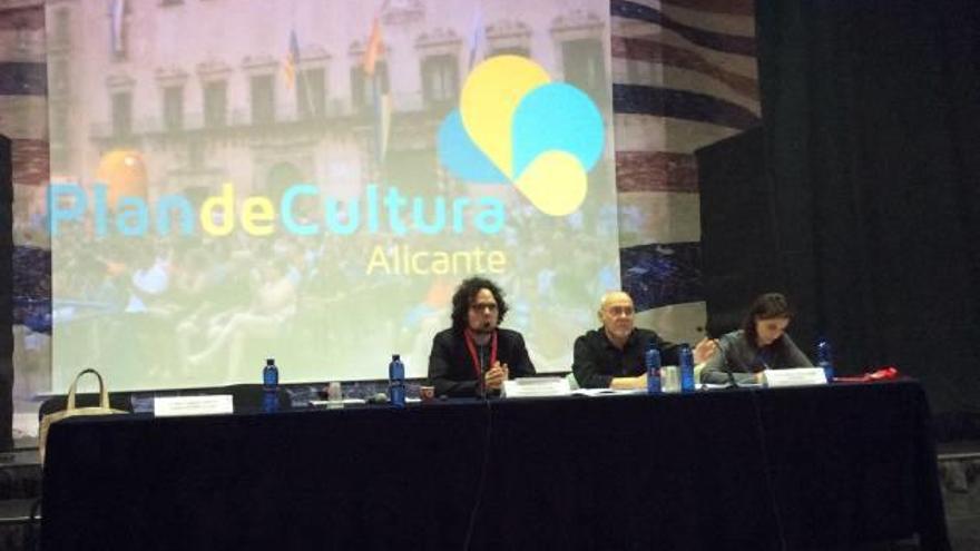 El concejal de Cultura de Alicante, Daniel Simón, a la izquierda, durante la presentación del Plan de Cultura 2017 en Las Cigarreras.