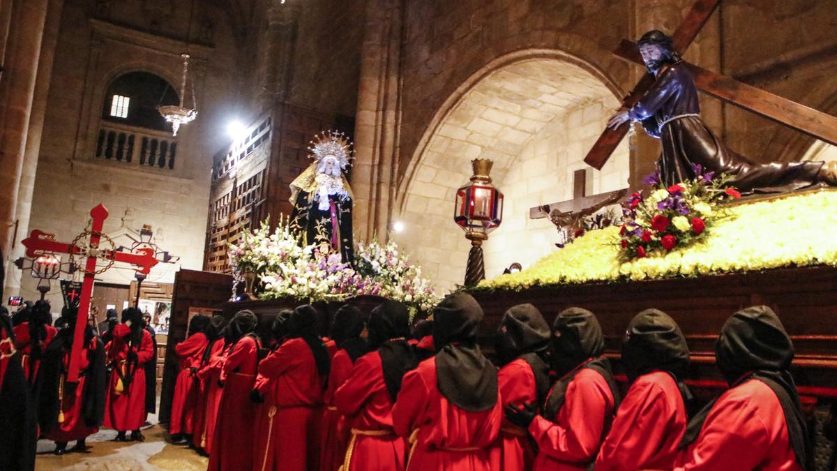 Acto en Santa María con el Cristo de las Batallas y la Virgen de los Dolores.