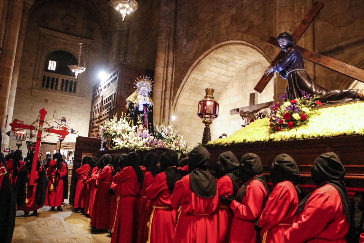 Acto en Santa María con el Cristo de las Batallas y la Virgen de los Dolores, anoche tras la suspensión de la procesión.