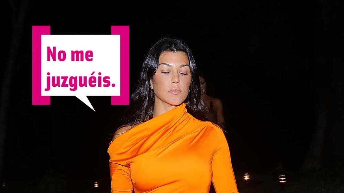 Kourtney Kardashian con vestido naranja