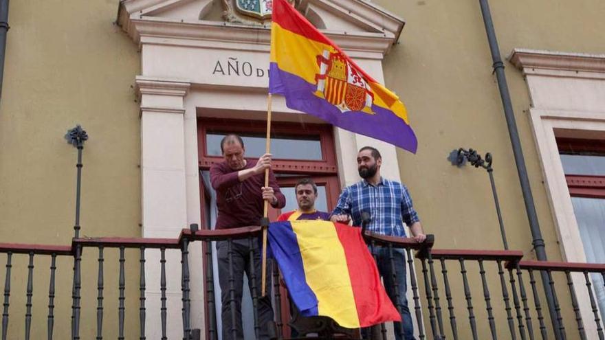Sánchez coloca la bandera republicana en el balcón del Ayuntamiento en presencia de Elías López y Jonatan López.