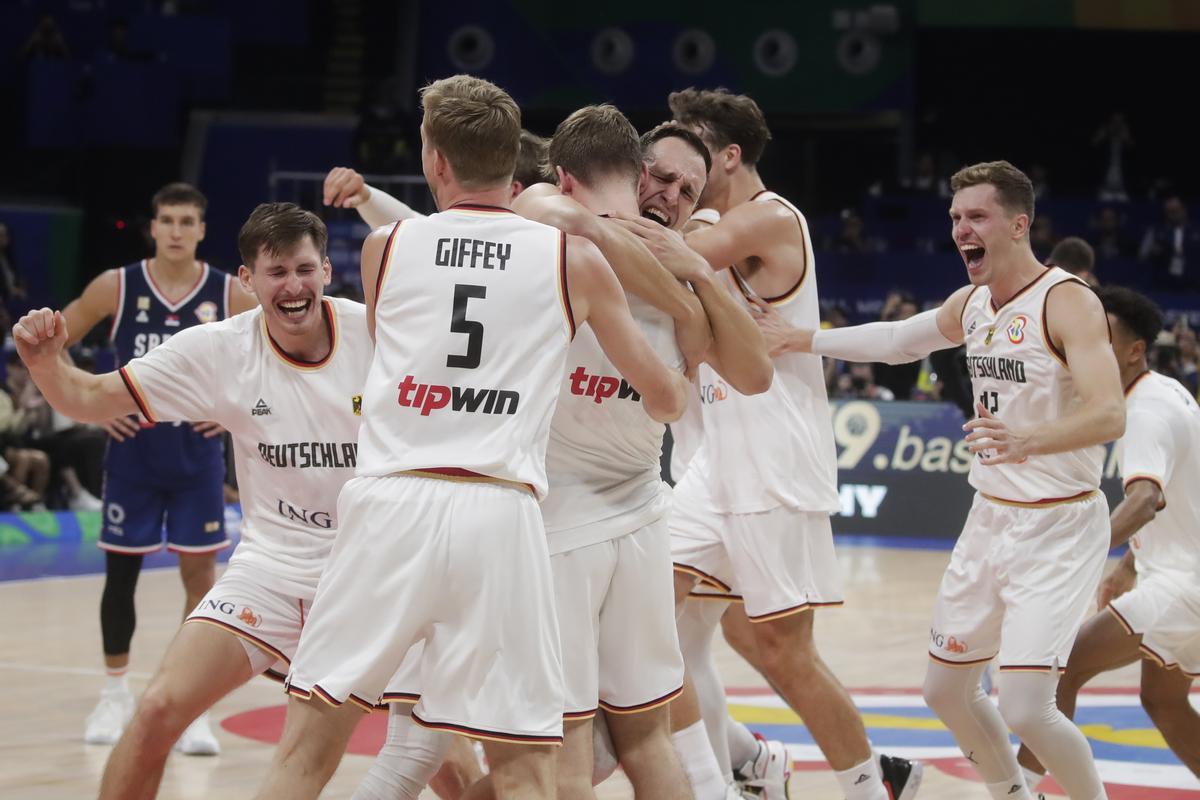 Manila (Philippines), 10/09/2023.- Germany players celebrate after winning the FIBA Basketball World Cup 2023 final match between Serbia and Germany at the Mall of Asia in Manila, Philippines, 10 September 2023. (Baloncesto, Alemania, Filipinas) EFE/EPA/FRANCIS R. MALASIG