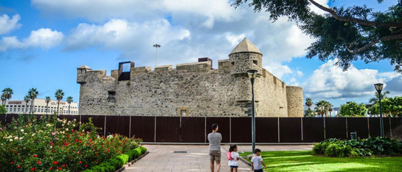 El Ayuntamiento rebaja a 1,10 metros la valla que rodea el Castillo de La Luz