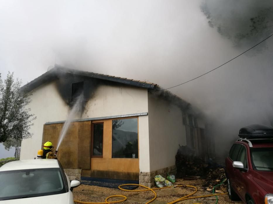 Arde un chalé en Benimantell