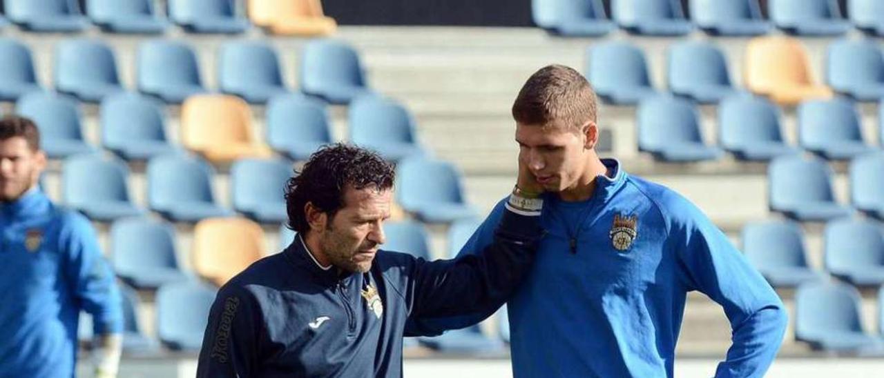 Luisito anima a Pablo durante una charla en el Estadio de Pasarón. // Rafa Vázquez