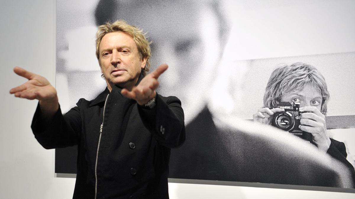 British rock group The Police guitarist Andy Summers shows off his masterpiece of photography at his photo exhibition at a Tokyo gallery on February 12, 2008. The Police will perform before Japanese gfans on February 13 and 14 in Tokyo. AFP PHOTO / Yoshikazu TSUNO ANDY SUMMERS , FOTOGRAFIA EXPOSICIONES 2008 , GRUPOS MUSICA , GM " THE POLICE " _ PUBLICADA EPC 13/02/2008 P 62 _ MEDIO , PLANO _