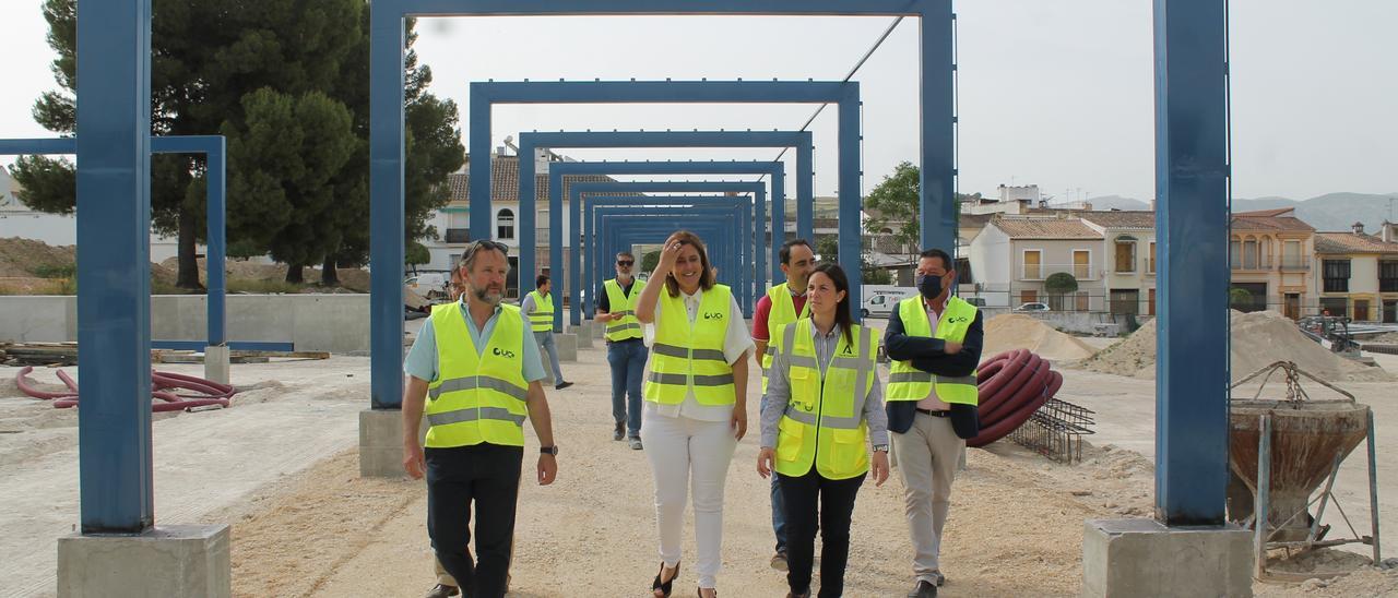 Un momento de la visita de Cristina Casanueva a las obras en Baena.