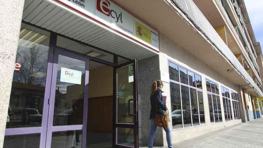 Una joven abandona las oficinas del Ecyl en Zamora.
