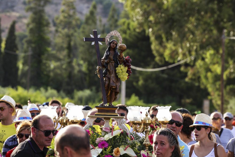 Novelda arropa a su patrona en la romería