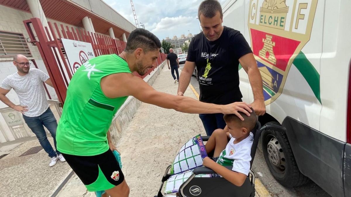 Fidel saluda a un niño que se lesionó jugando al fútbol y recibió los ánimos de todos los franjiverdes. | ANTONIO AMORÓS