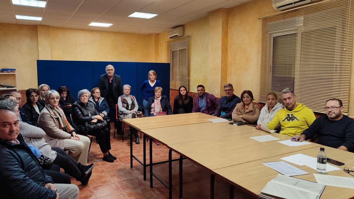 Encuentro de vecinos de Espinardo para debatir sobre el proyecto de movilidad. | E. COLAPSADO