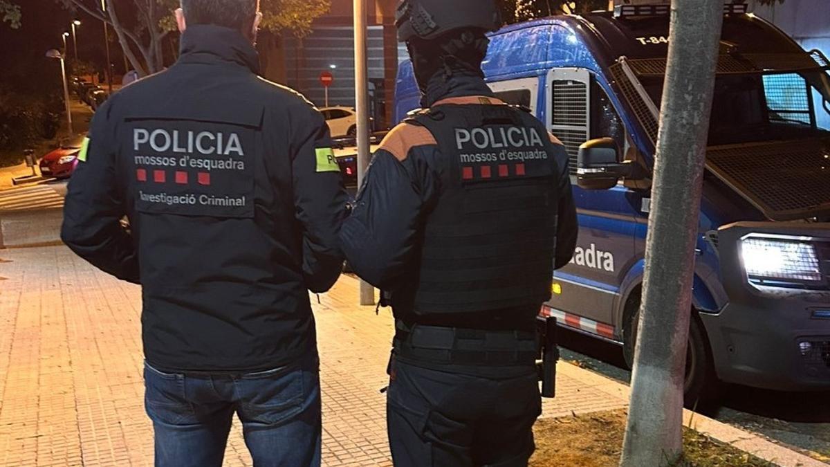 Los Mossos detienen a 19 miembros de una banda de estafadores inmobiliarios en Rubí, Manresa y Sevilla