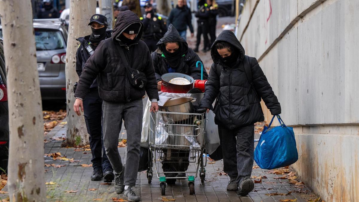 Dispositivo para la salida inminente de los desalojados del B9 de Badalona del albergue Can Bofí Vell.