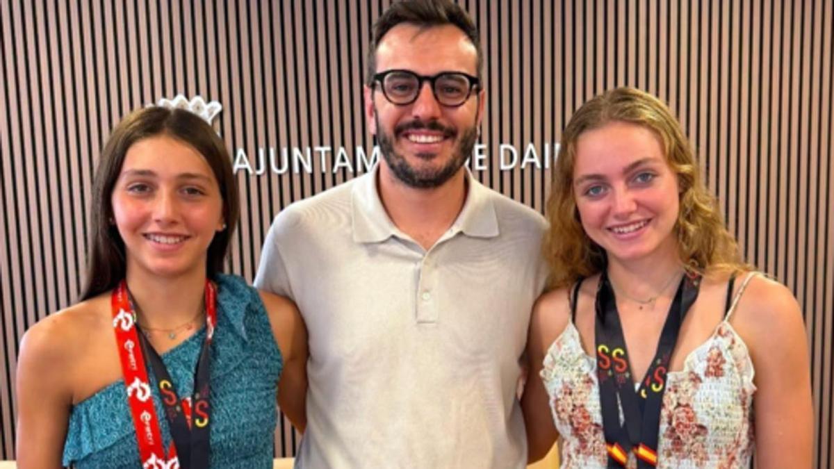 Adriana y Mar Solanes Valero, con el alcalde de Daimús