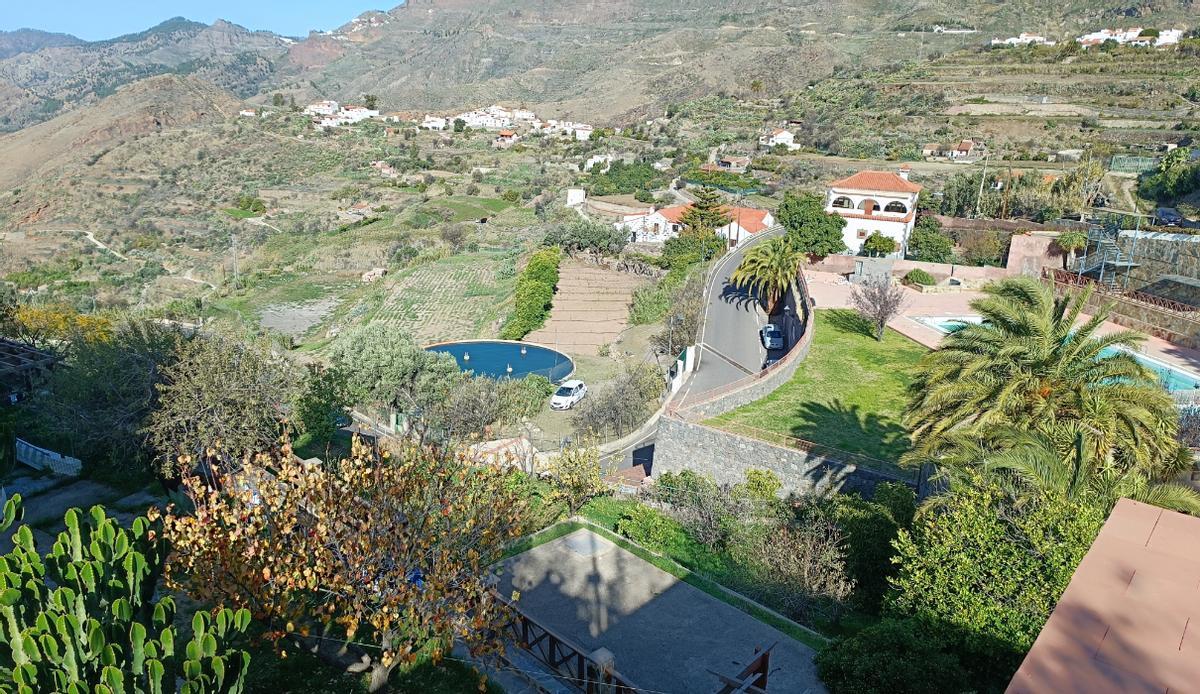 Terrenos junto a la piscina de Tejeda en los que irán las viviendas.