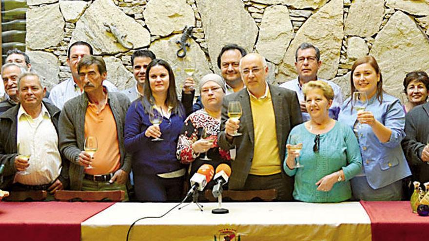 El alcalde, Antonio Morales (centro) brinda con agricultores los resultados de la vendimia y de los olivos.