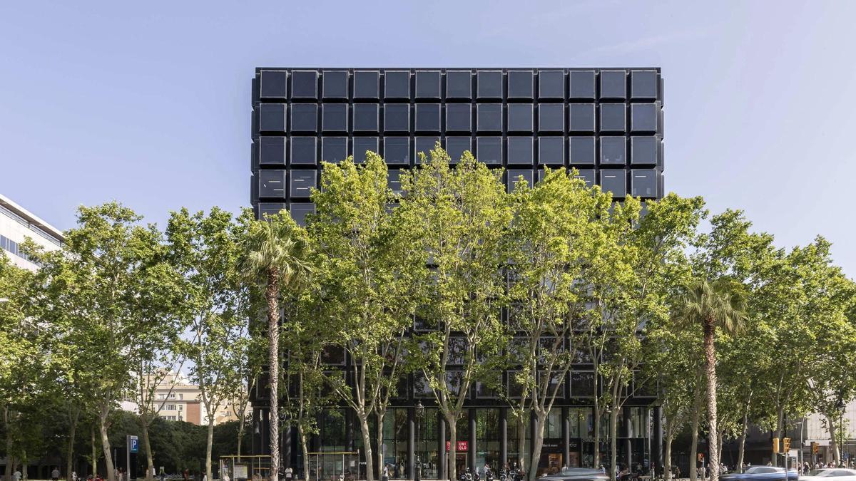 Fachada de el edifico EL Dau, comercializado por la inmobiliaria Colonial SFL, situado en Avinguda Diagonal (Barcelona)