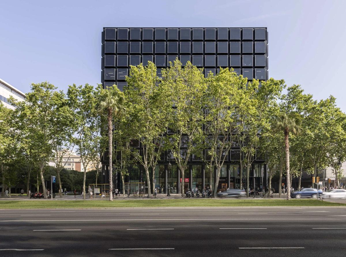 Fachada de el edifico EL Dau, comercializado por la inmobiliaria Colonial SFL, situado en Avinguda Diagonal (Barcelona)