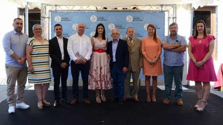 El equipo de gobierno de Salceda en el acto cívico de los &quot;Salcedenses distinguidos&quot; junto a los homenajeados. // D.B.M.