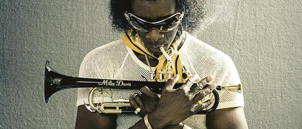 Don Cheadle encarna a Miles Davis en &quot;Miles Ahead&quot; (2015).